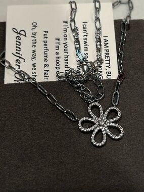 NWOT Jennifer Miller Jewelry Daisy Outline Necklace, White Gold